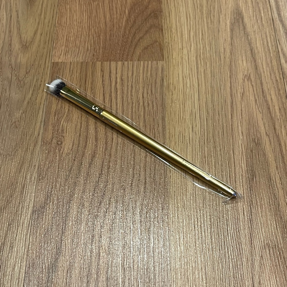 5 for $25 item 🌺 Gold Luxie 209 Large Shader Eyeshadow Brush